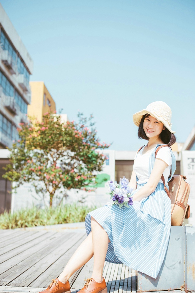 短发氧气阳光少女写真花香四溢小清新美女图库